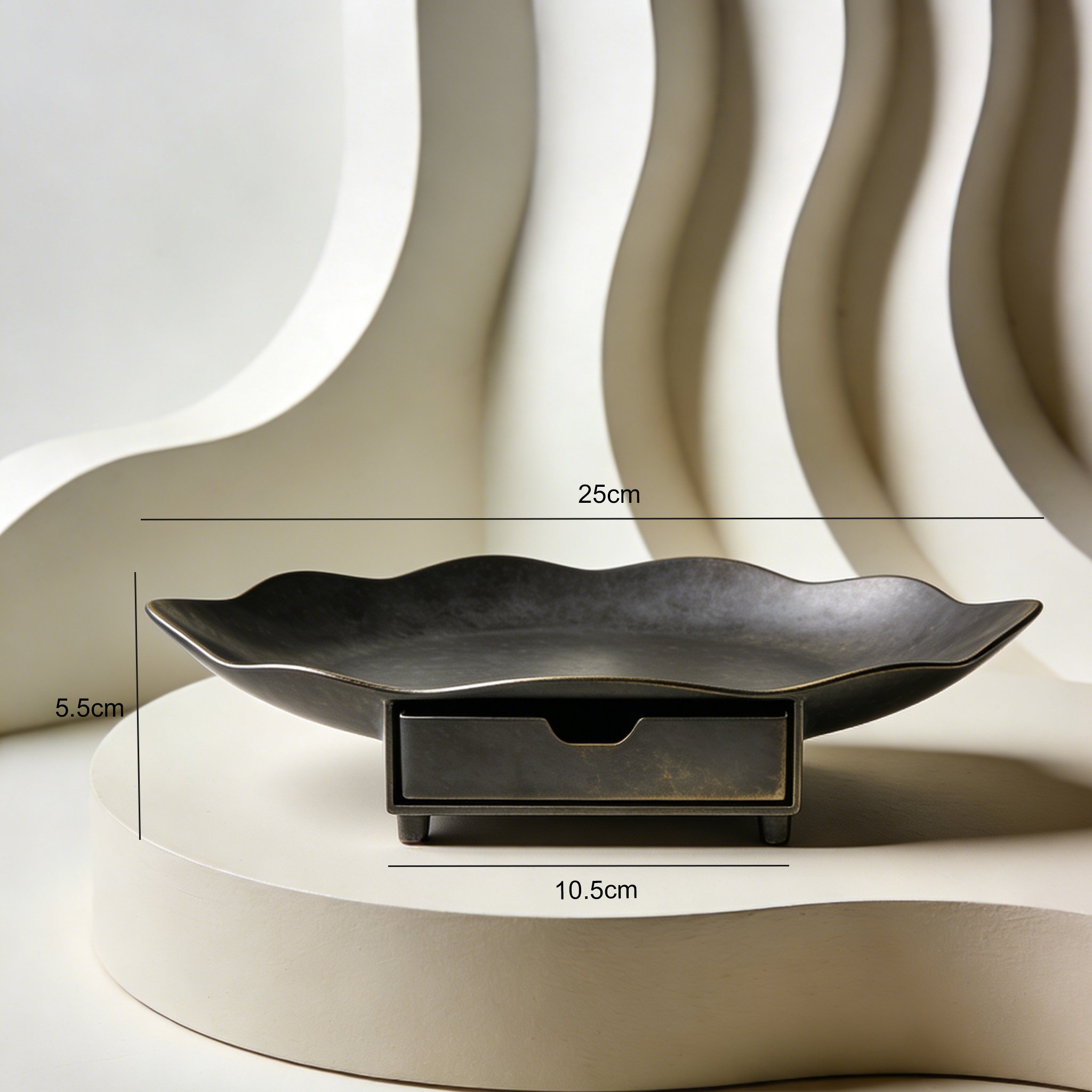 文房具が収納された卓上オーガナイザートレイ