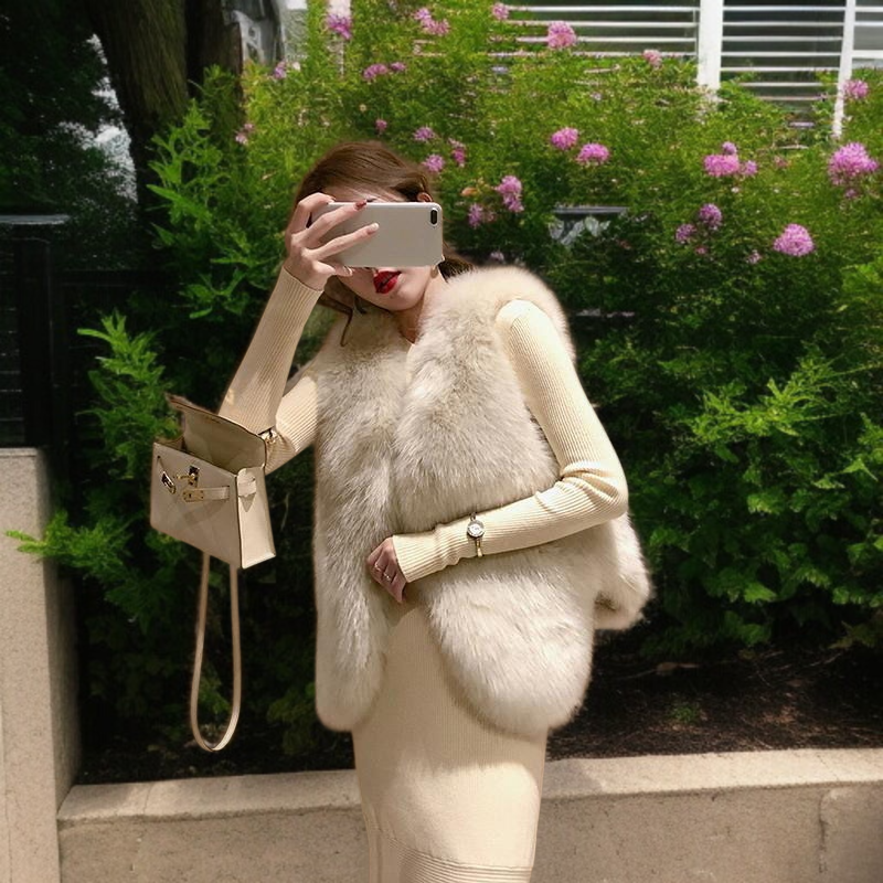 부드러운 촉감의 폭스털 숏 퍼 조끼