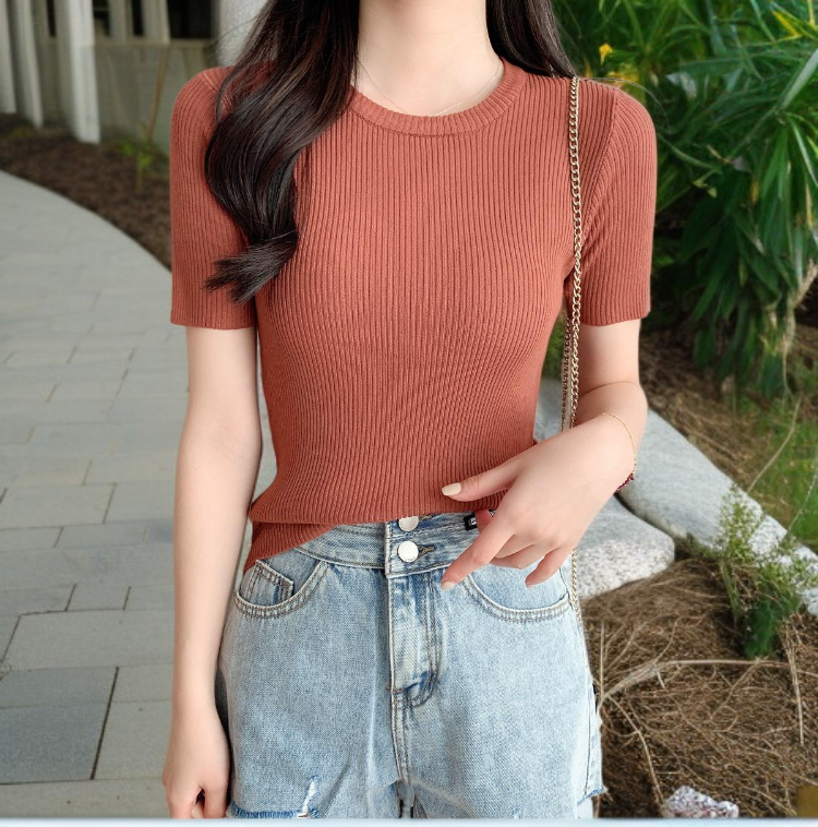 カジュアルコーデに最適な半袖ニットTシャツ