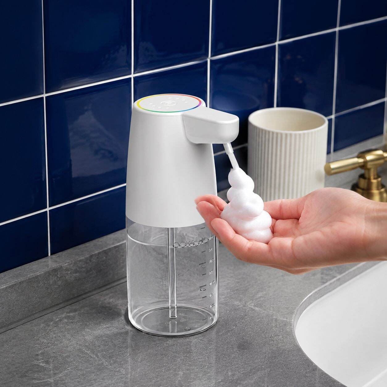 Distributeur automatique de savon moussant intelligent