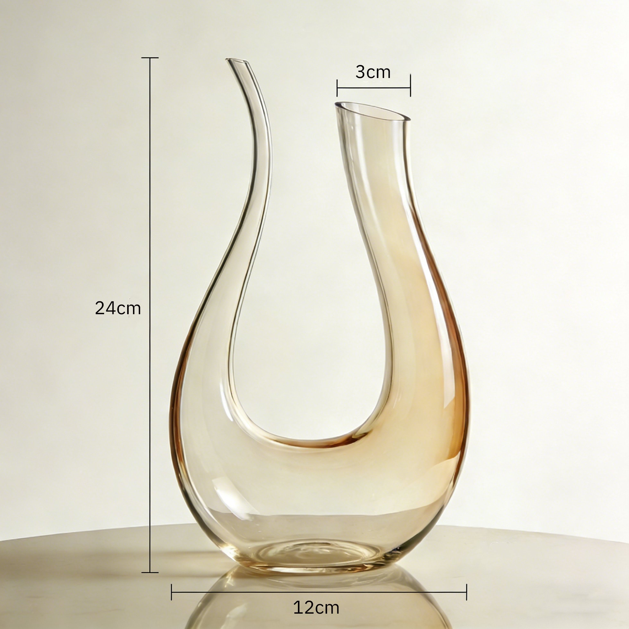 モダンデザインのガラス花瓶アップ