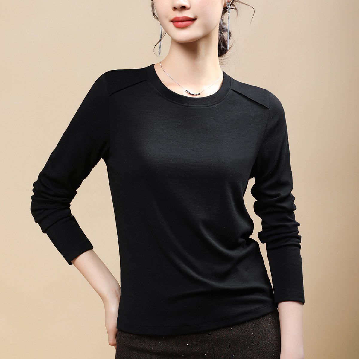 伸縮性のある肩デザインの長袖Tシャツ詳細