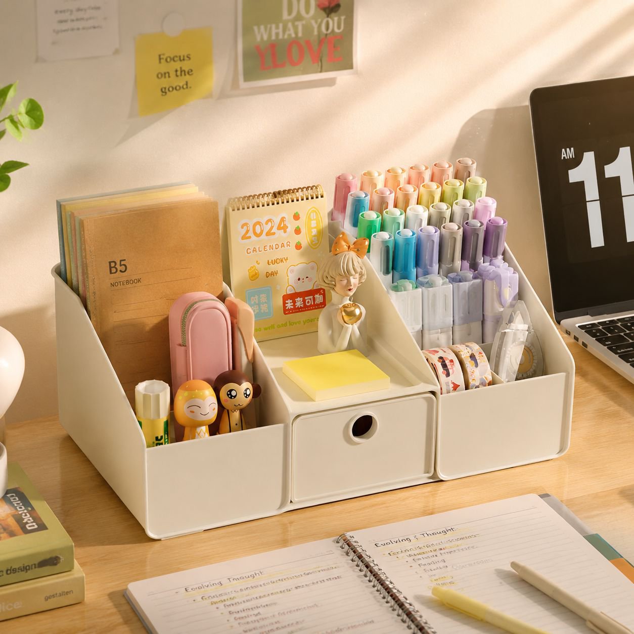 Schubladen Organizer für Lippenstifte und Kosmetik auf dem Schreibtisch