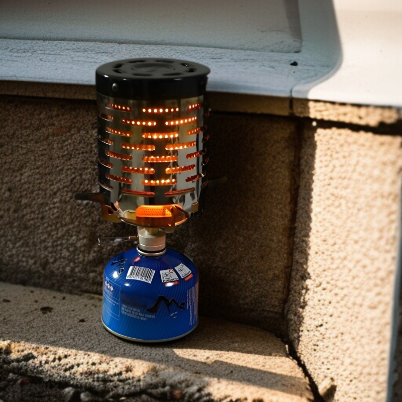 캠핑 텐트 내부에 설치된 히터 커버 모습