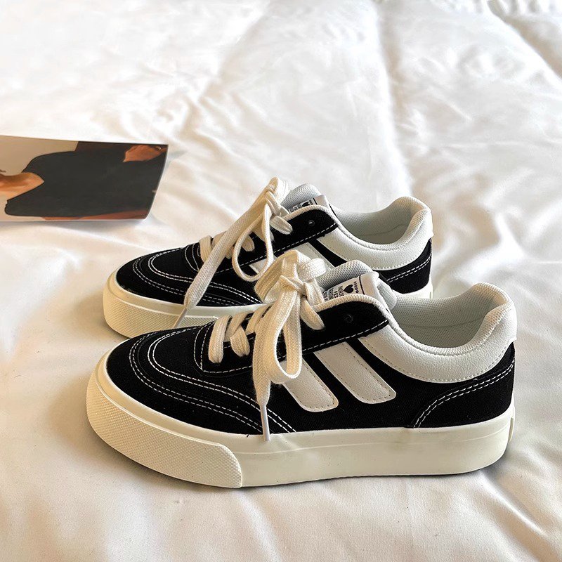 学生向けイントレンド黒キャンバスシューズディテール