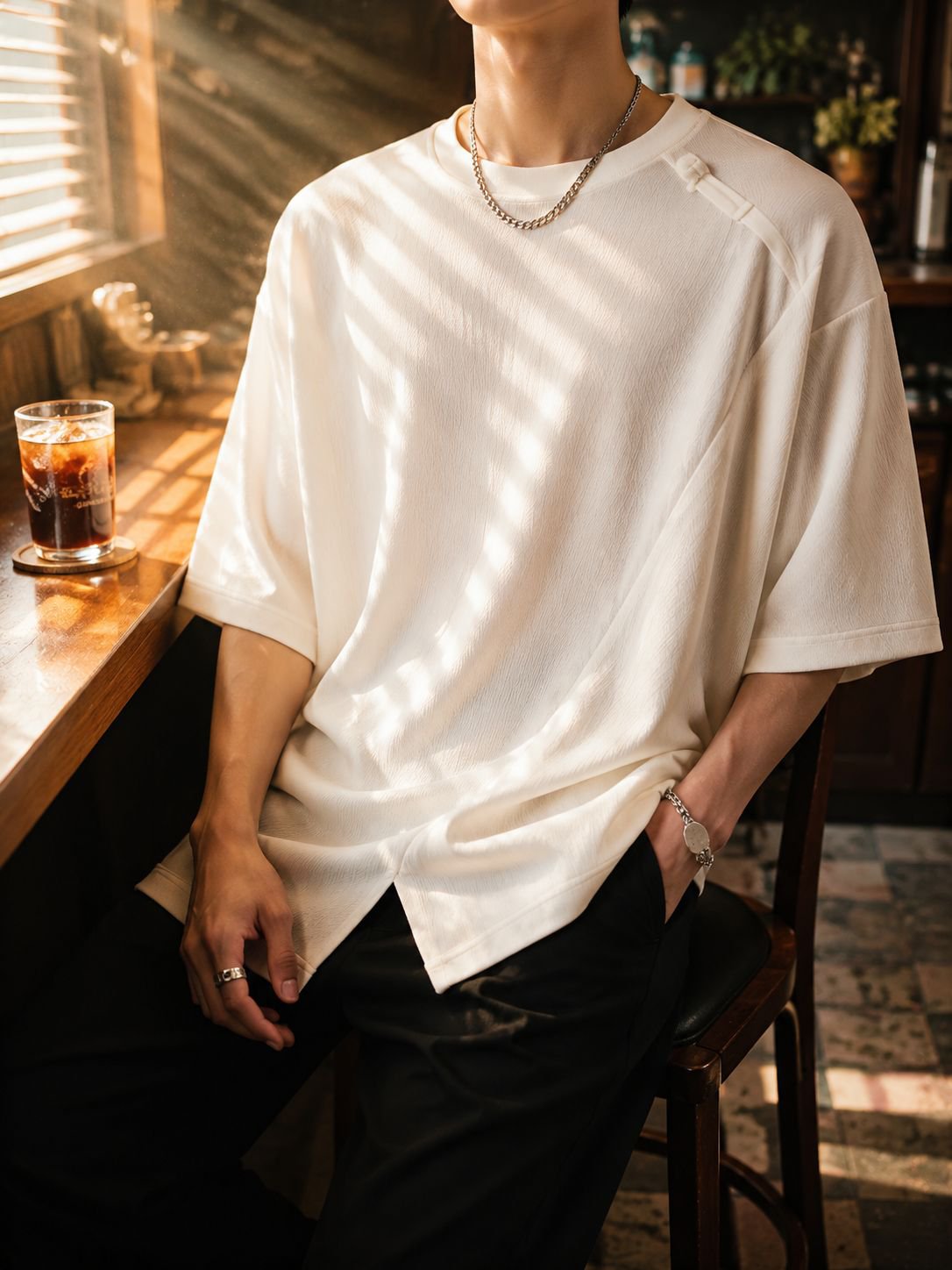 快適な着心地のスタイリッシュな半袖Tシャツ