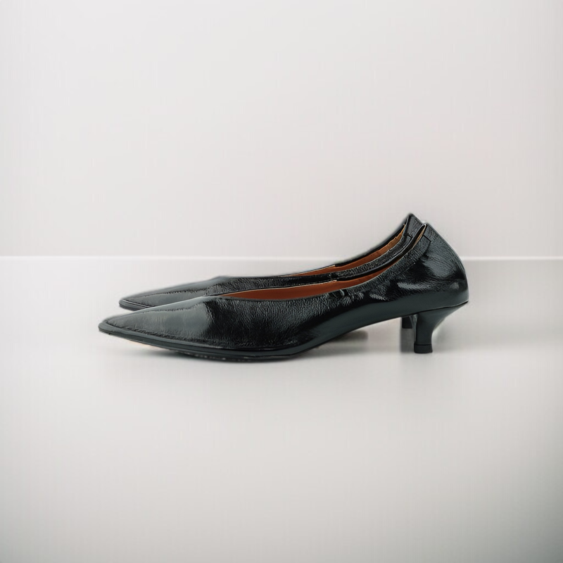 浅めデザインで履きやすいハイヒールシューズ