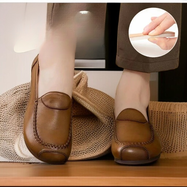 부드러운 가죽 소재의 여성 컴포트 로퍼 디테일