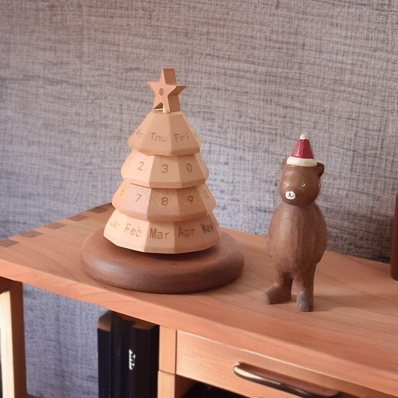 クリスマスオーナメントで飾られたデコレーションツリー