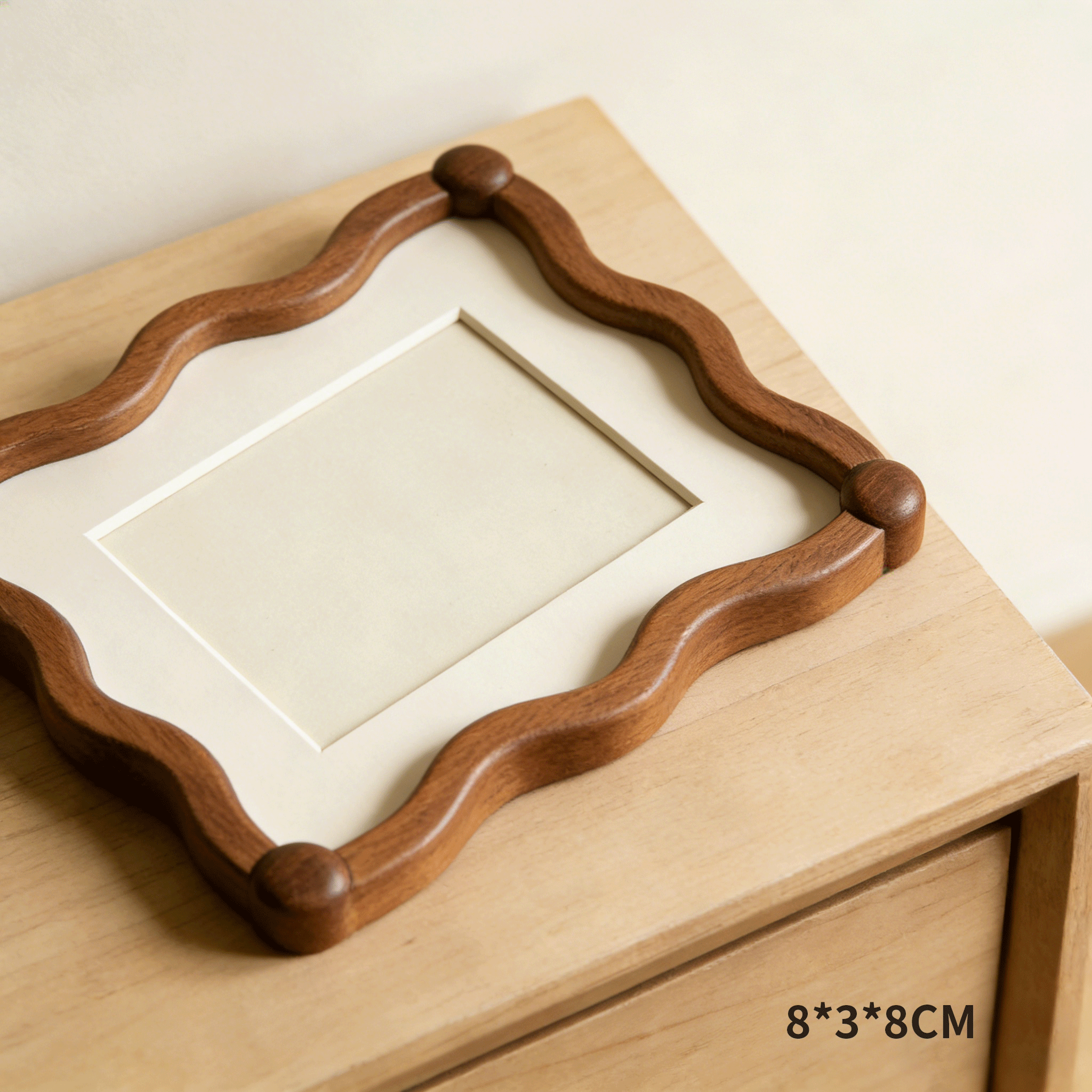 Detalle del marco de madera artesanal para fotos