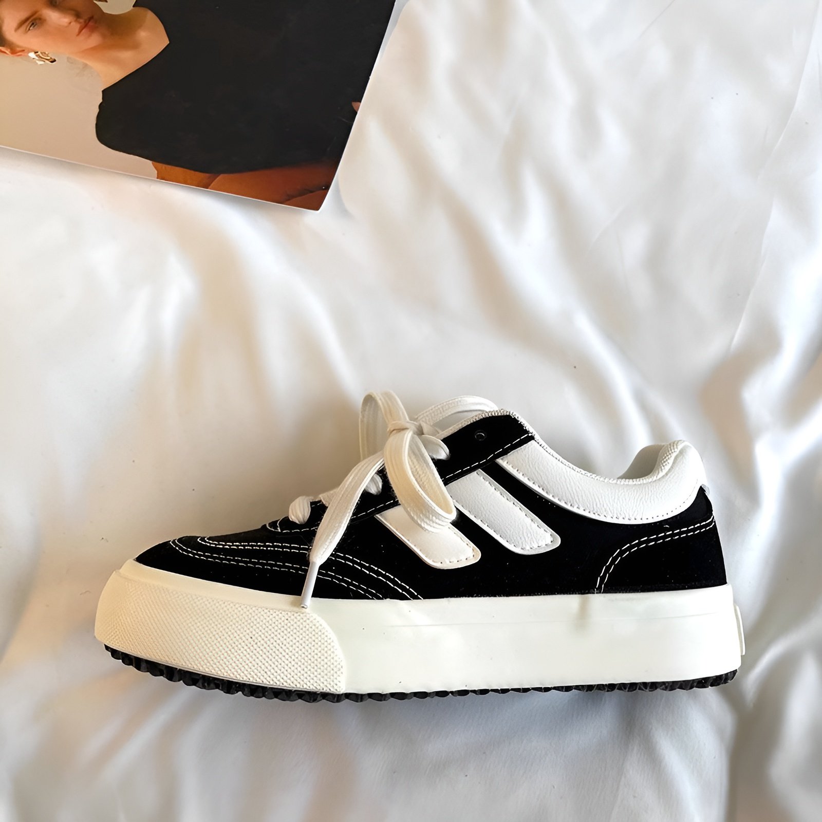 レトロな香港スタイルのカジュアルシューズ、黒のキャンバスシューズ、レディースカジュアルシューズ、新しいスタイルのニッチなデザインの学生シューズ、オールマッチのボードシューズ、レディースイントレンドのカ