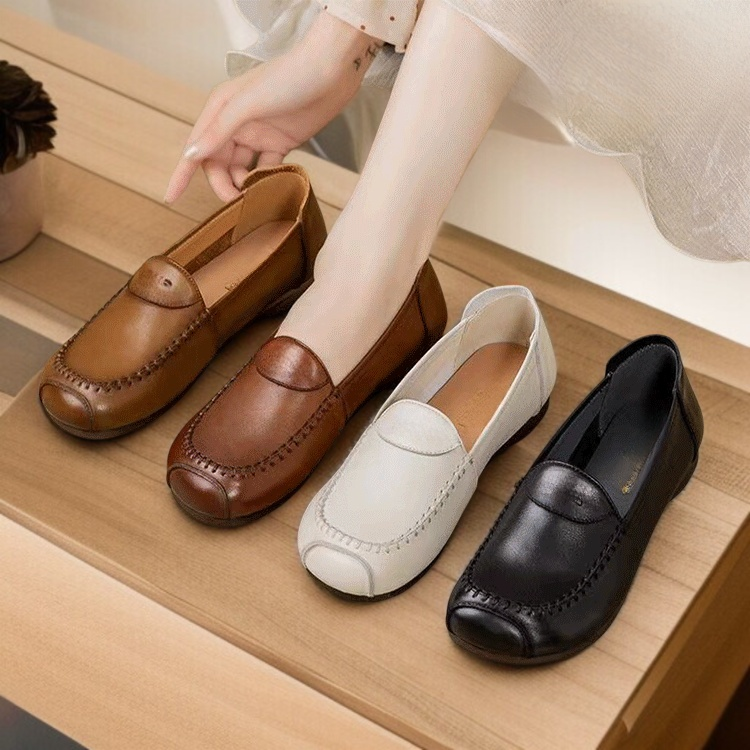 중년 여성용 소 힘줄 가죽 로퍼 착용 모습