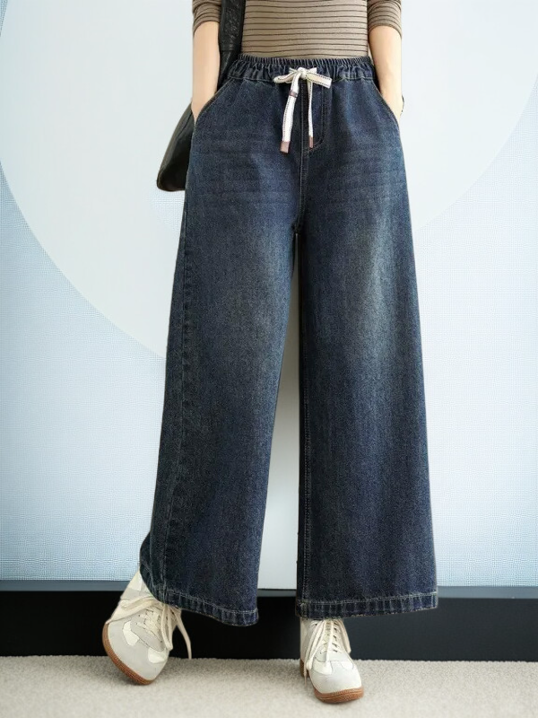 ゆったりシルエットのジーンズ着用イメージ