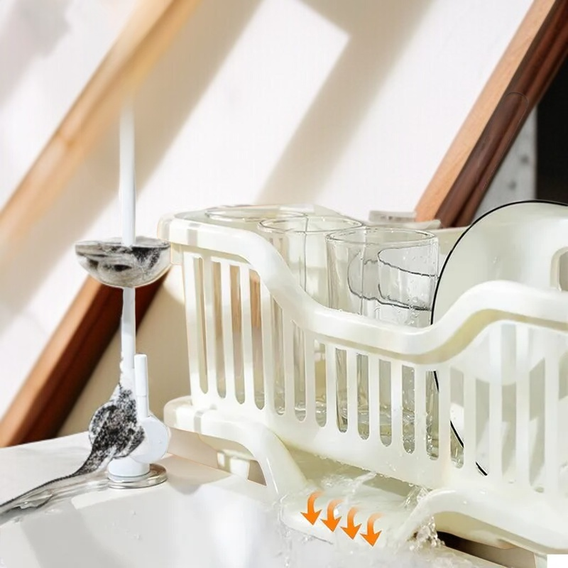 그릇과 식기가 잘 정돈된 다용도 선반