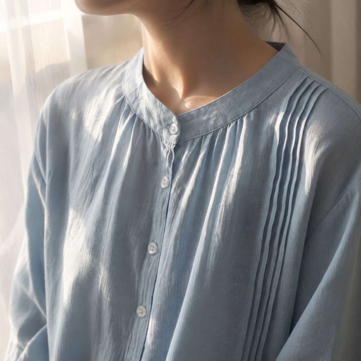 여성스러운 디자인의 내추럴 블라우스 옆모습
