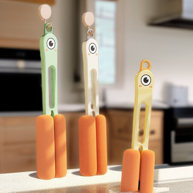 손잡이가 긴 컵 청소솔로 텀블러 세척하는 사진