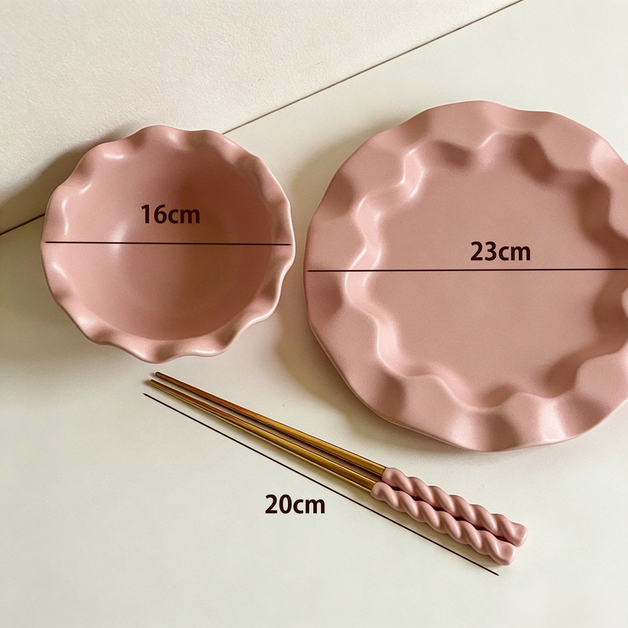 高級感あふれる食器セットのアップ画像