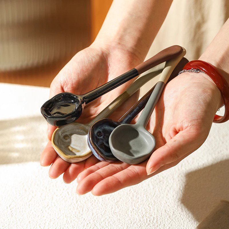 Cucharón vintage de cerámica