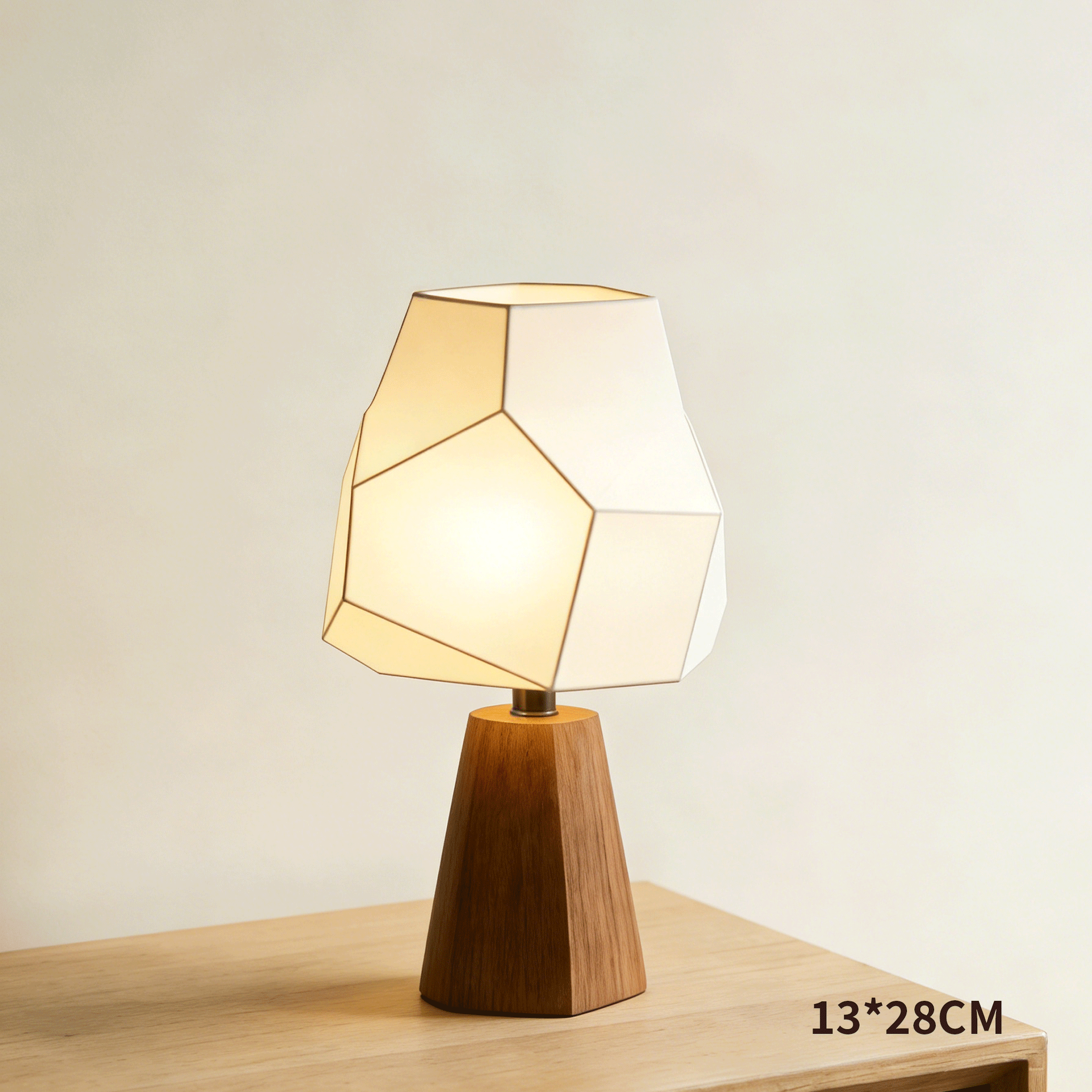 Tres lámparas decorativas combinadas sobre un escritorio