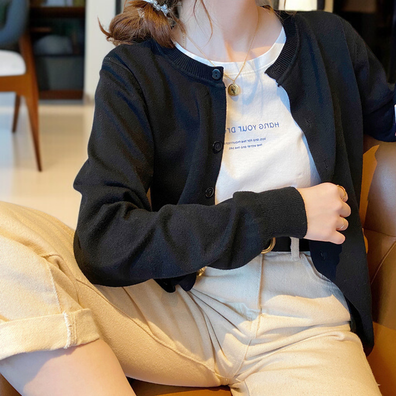 라운드넥 디자인의 여성 니트 아우터