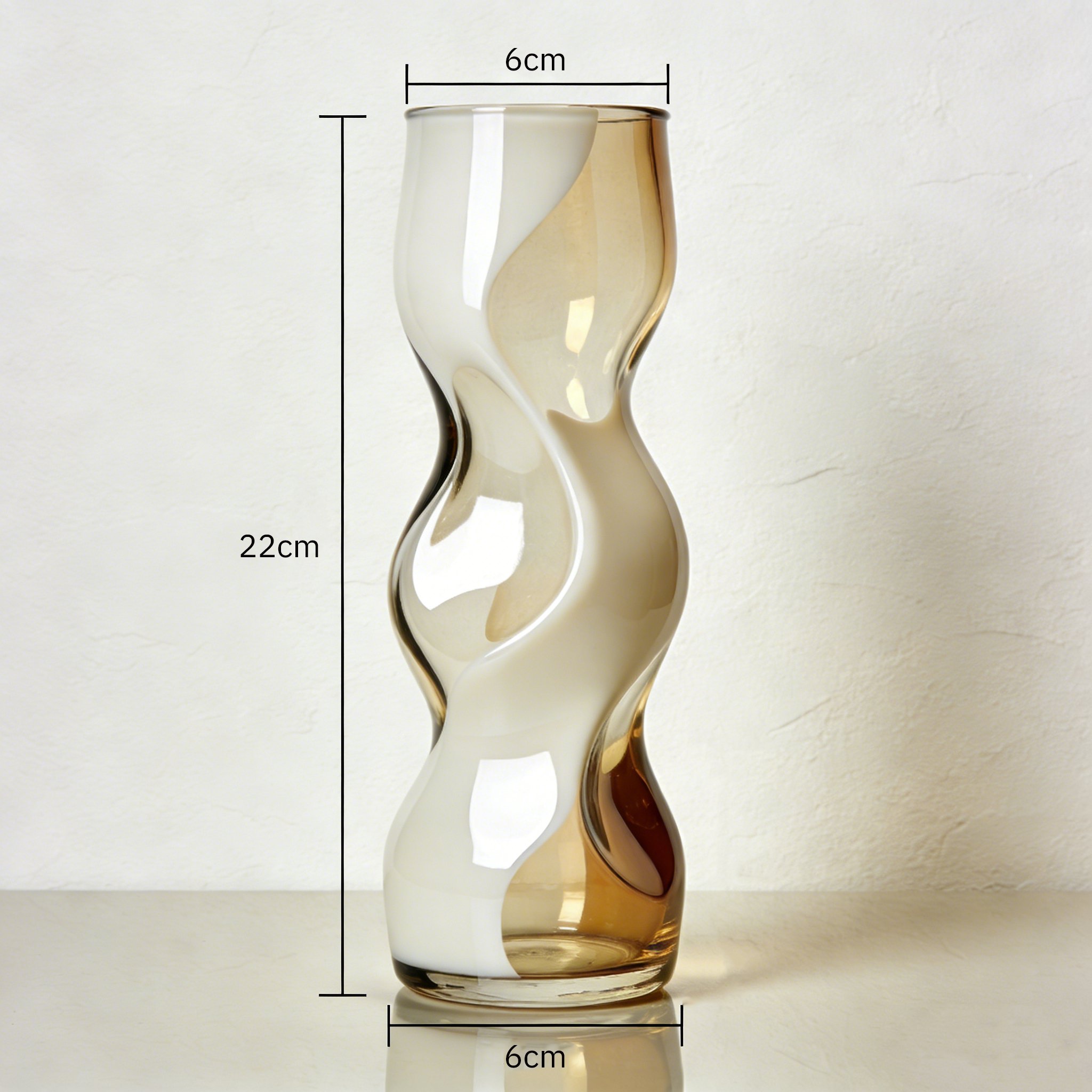 花を生けた半透明ガラス花瓶のイメージ