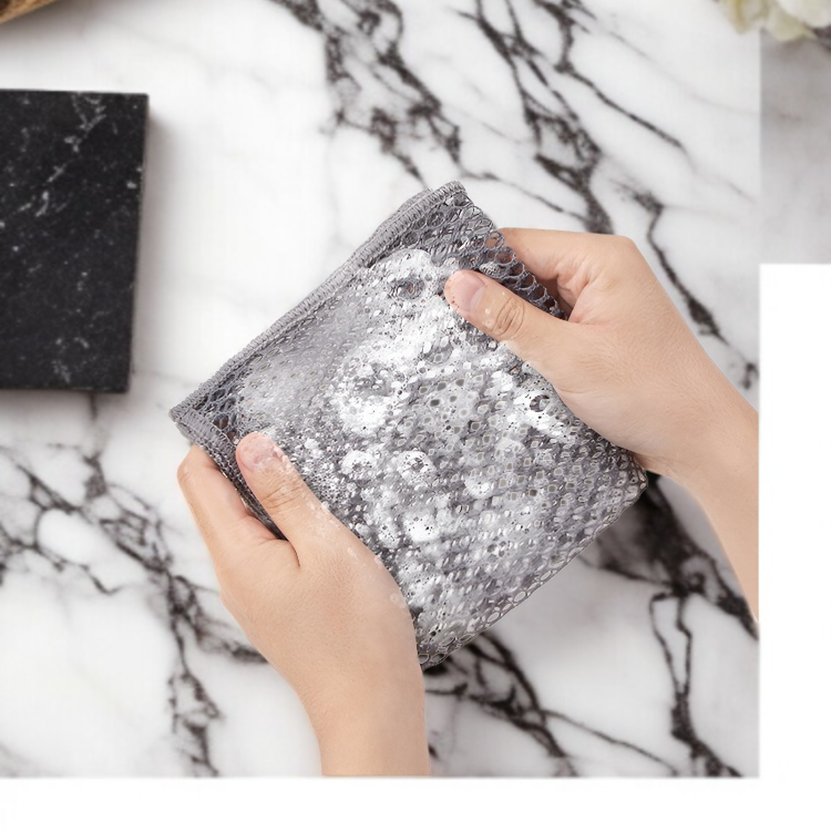 메쉬 그물 행주로 설거지하는 주방 장면