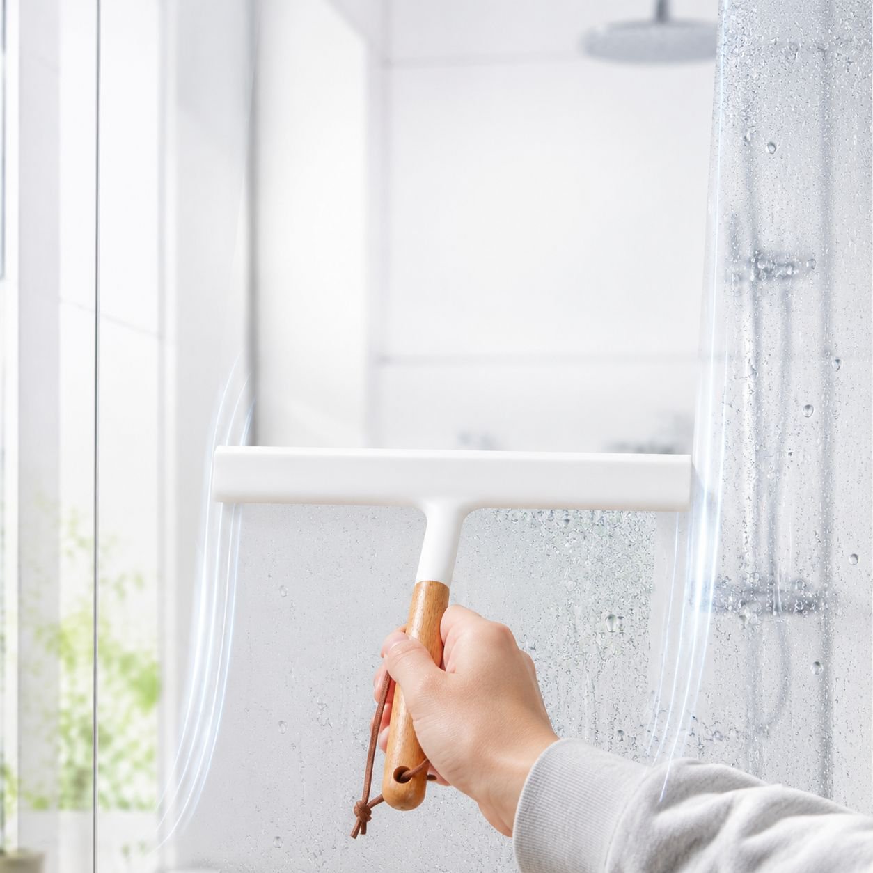 Effortless cleaning with silicone squeegee on mirrors