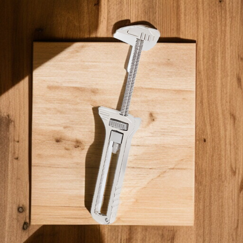 ミニサイズのポータブルレンチを手に持つ様子