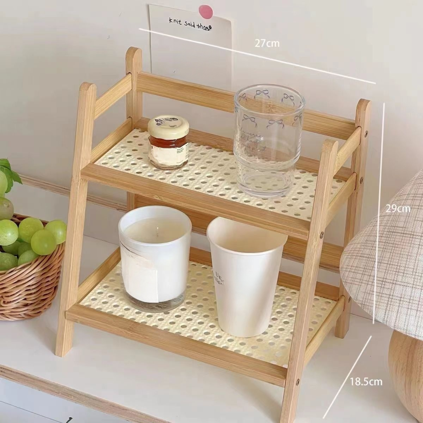 床置き型の多段式卓上台形棚／本棚。プラスチック製のラタン素材を組み合わせ、クリーム色のスタイルで家庭のキッチンに最適です。