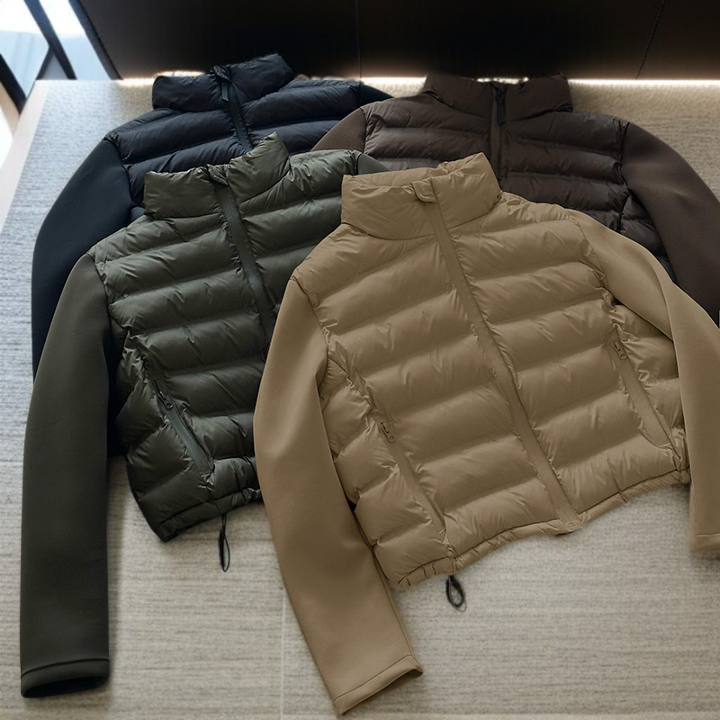 여성 얇은 패딩 코트 착용 이미지