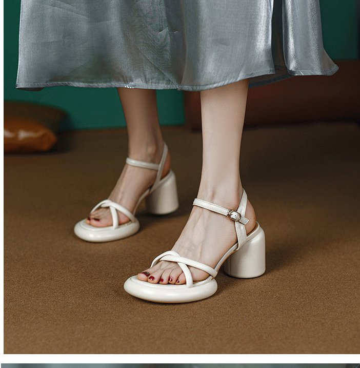 通勤やお出かけに最適な太ヒールサンダル