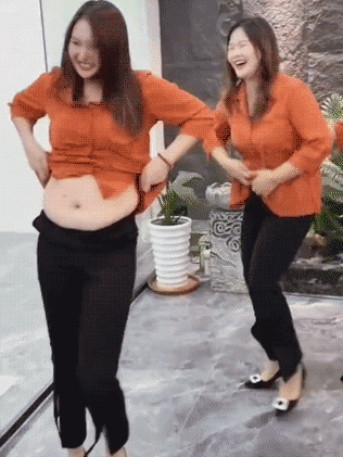 Shirt that conceals the belly and appears slimming, paired with versatile slit flared pants.