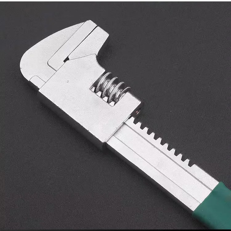 직각 구조의 멍키스패너 클로즈업