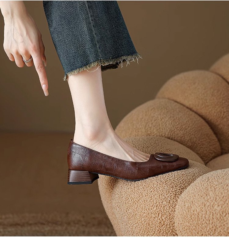 おしゃれなコーディネート例とスクエアトゥパンプス