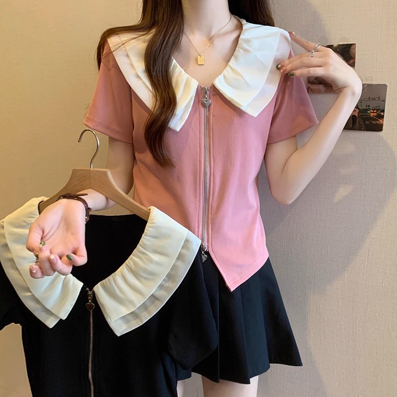 様々なボトムスに合わせやすいレディースブラウス