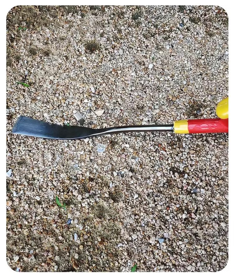 多機能ガーデンショベルを使った庭仕事シーン