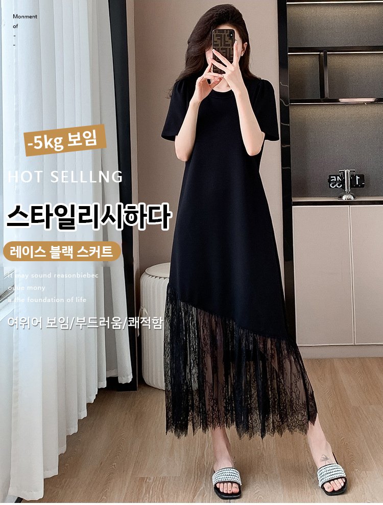 여성 모델이 착용한 레이스 루즈핏 원피스