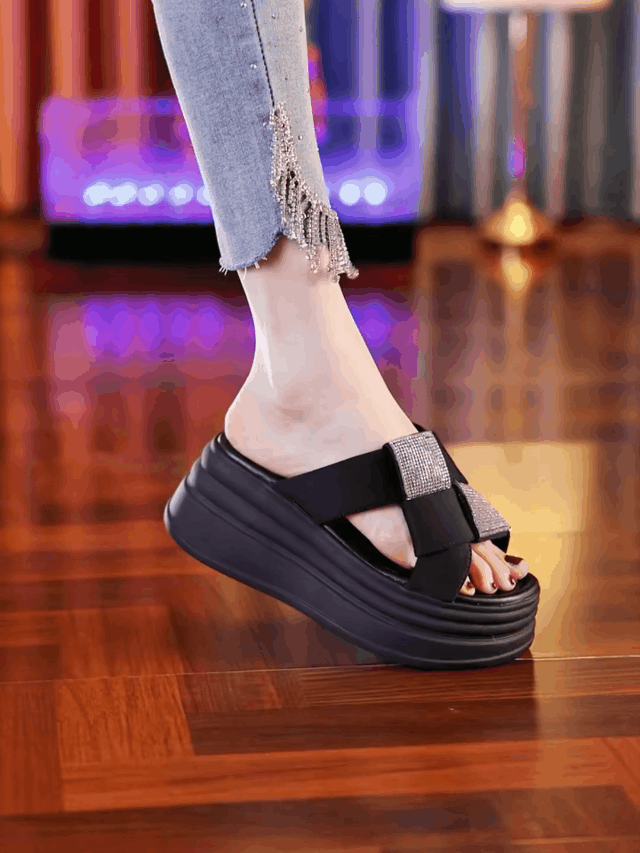 شبشب عصري مزين بحجر الراين بكعب ويدج ونعل سميك 8 سم 