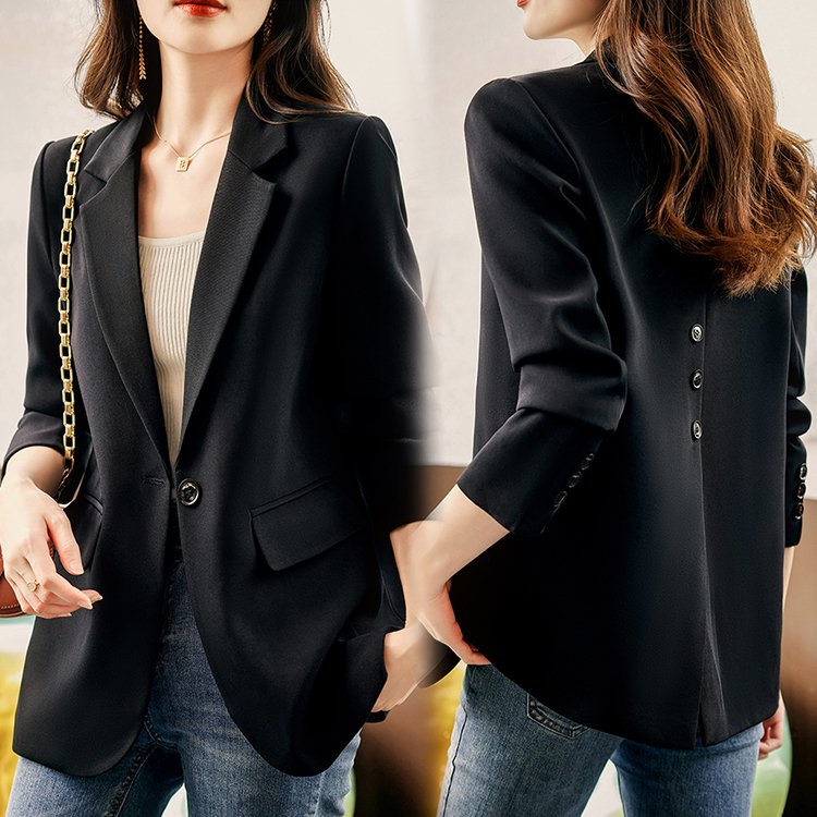 얇고 드레이프감 있는 심플 자켓