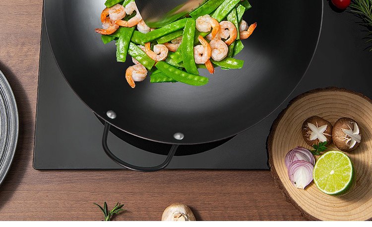 鉄製フライパンで調理中のイメージ