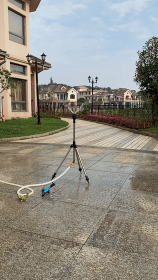 Wytrzymały zraszacz ogrodowy na rabatach kwiatowych