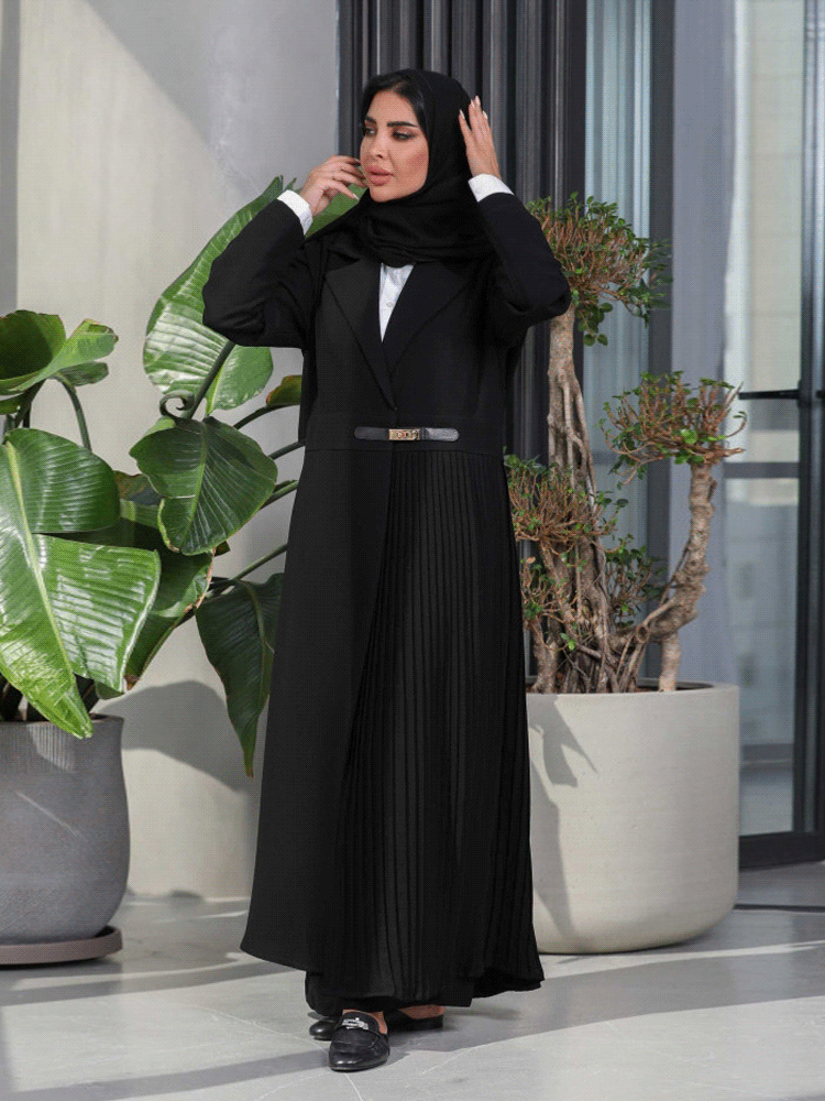 تنورة مطوية من حرير التوت في الشرق الأوسط