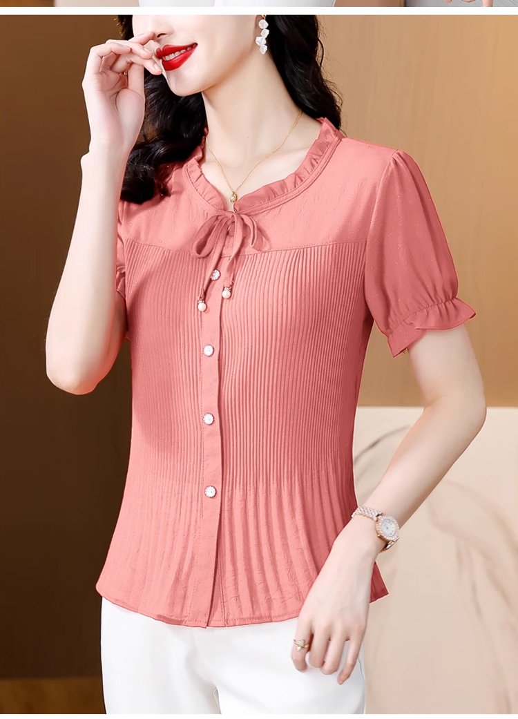 エレガントな雰囲気のピンタックブラウス後ろ姿