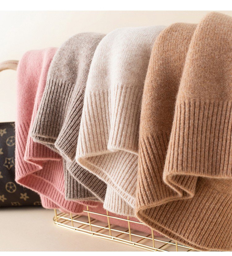 女性モデルが着るカシミヤ100％ニットコーディネート例