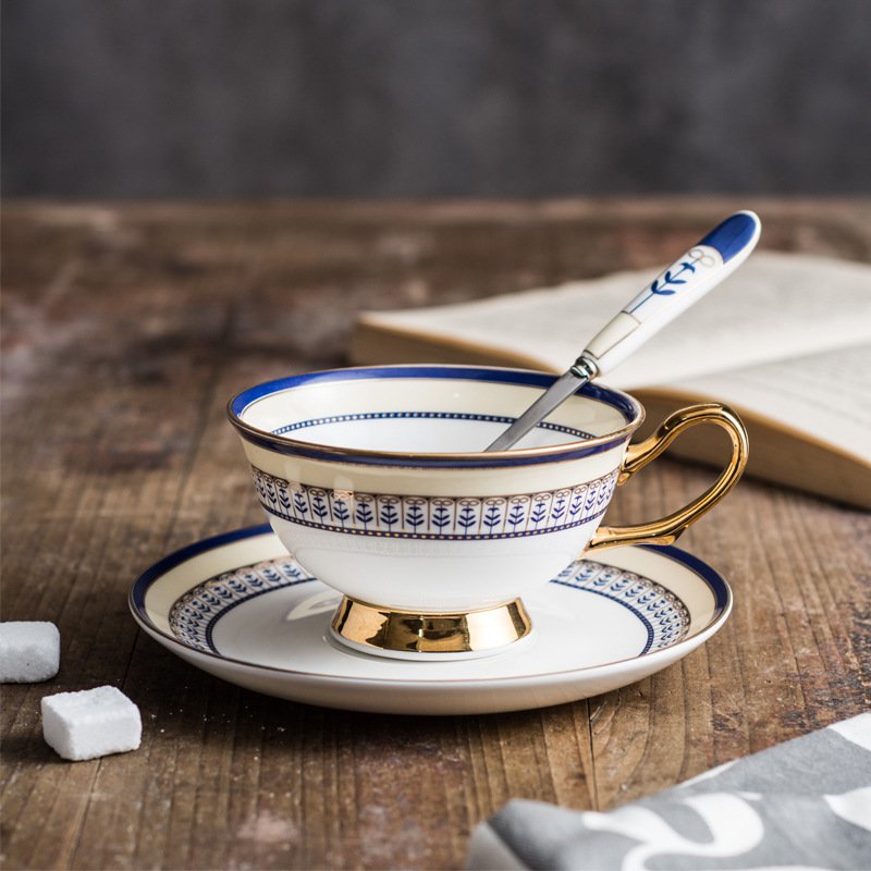 Taza de té de porcelana inglesa con borde dorado