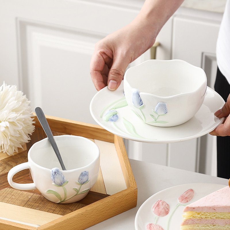 陶器のボウルや皿、白釉の食器