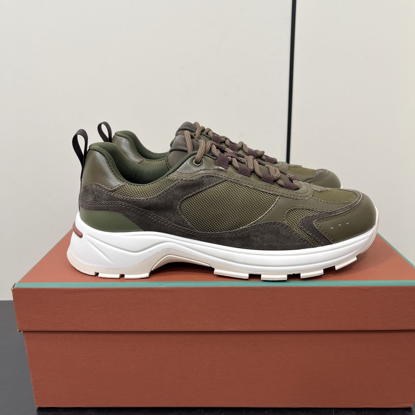 Calzado masculino elegante de piel auténtica