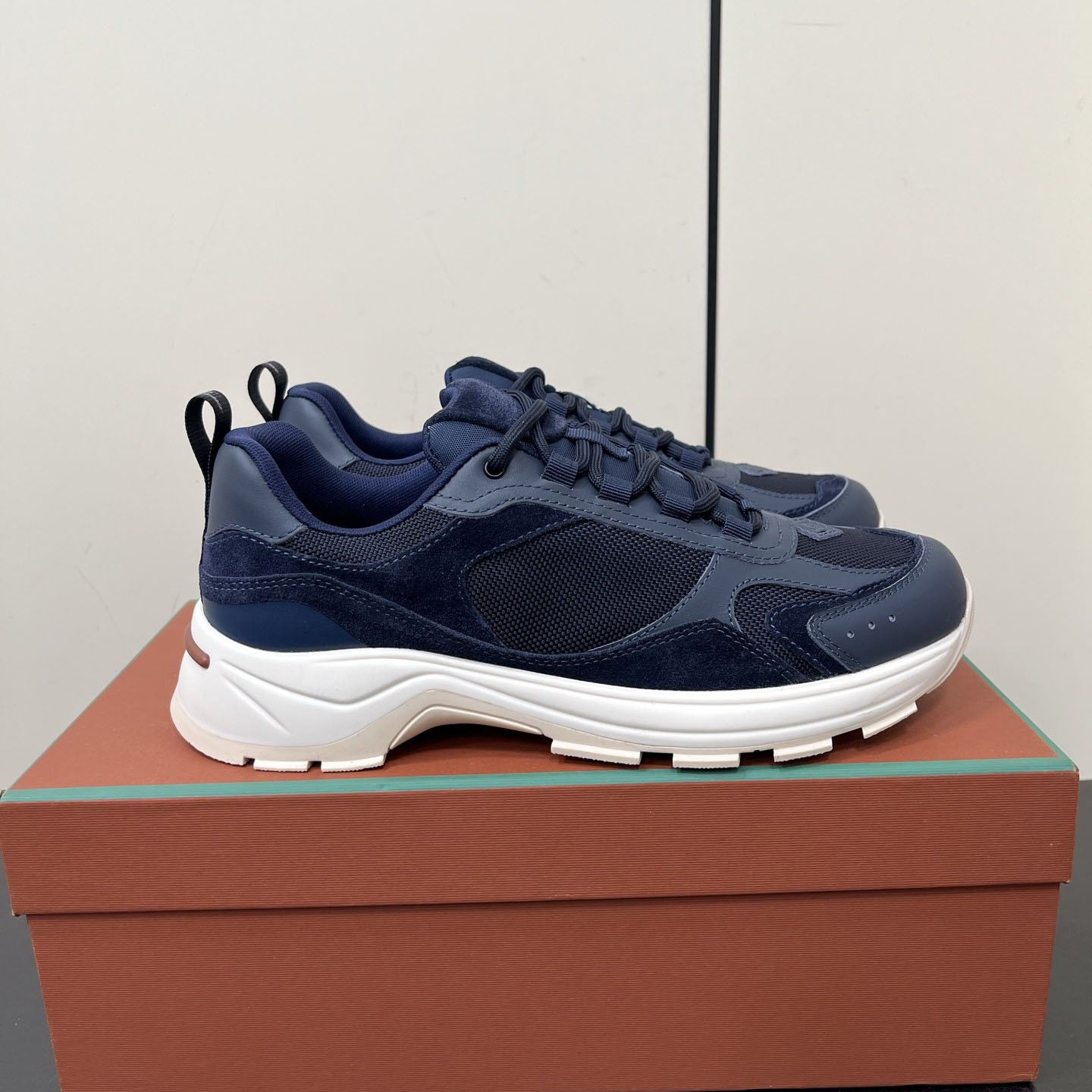 Calzado masculino elegante de piel auténtica