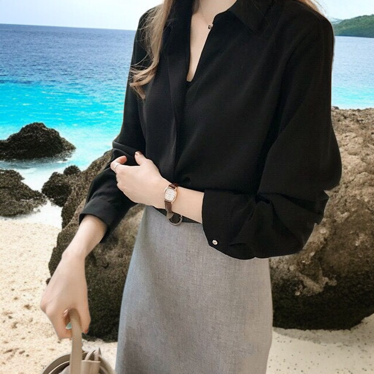 스타일리시한 이너로 연출한 쉬폰 셔츠 착용샷