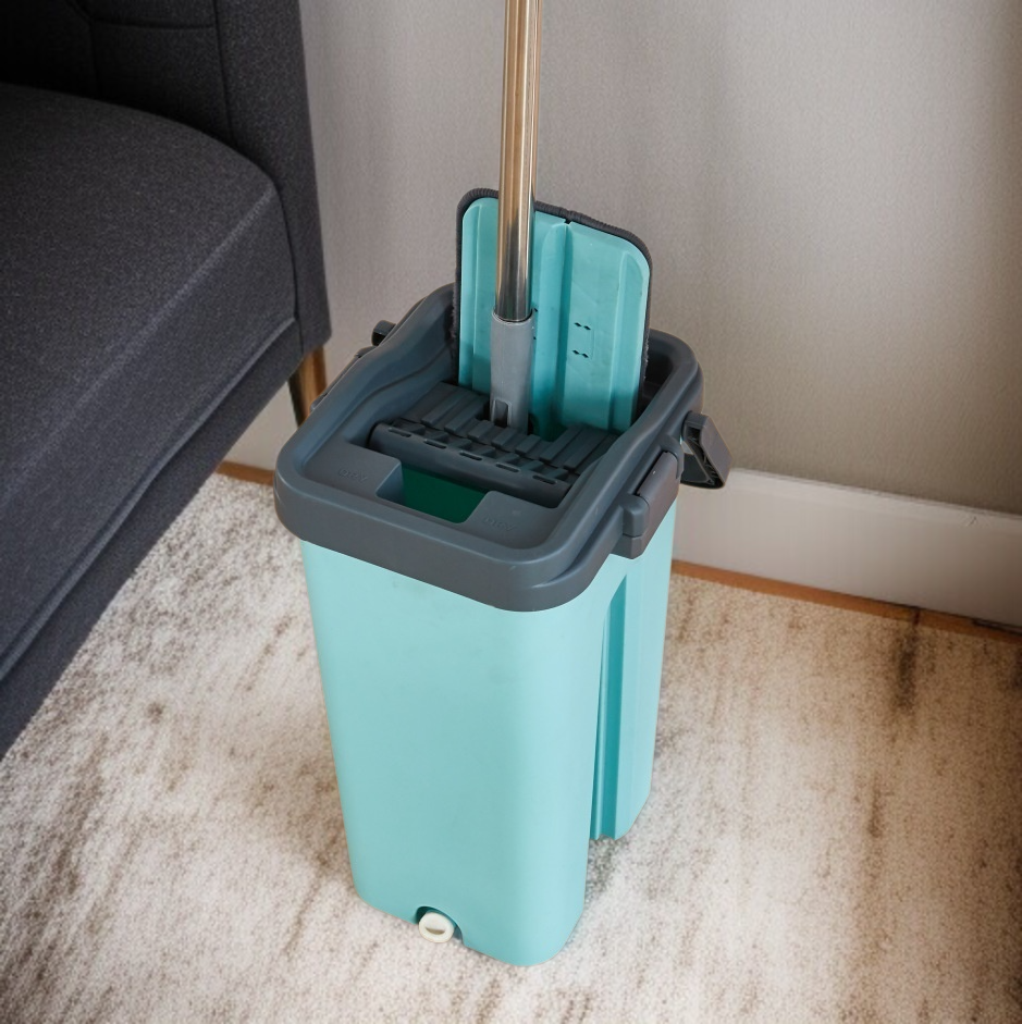 回転直角モップで床を隅々まで掃除する様子